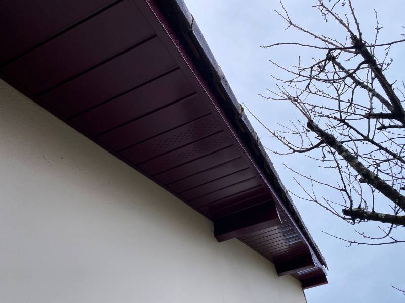 Pose de gouttières de type corniche pour cette rénovation à Parentis