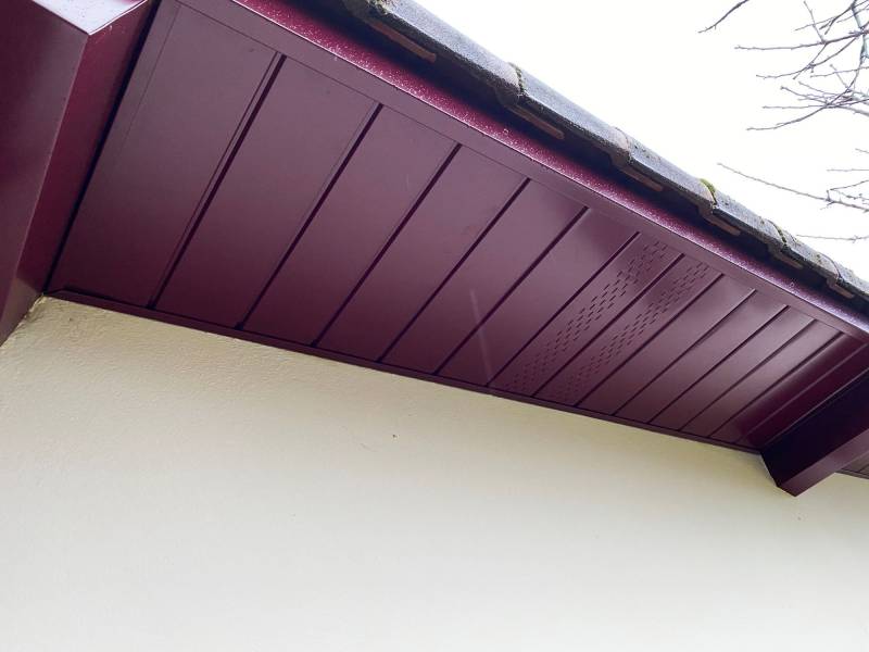 Remplacement des sous-faces en aluminium rouge bordeaux à l'image des gouttières pour cette rénovation à Parentis