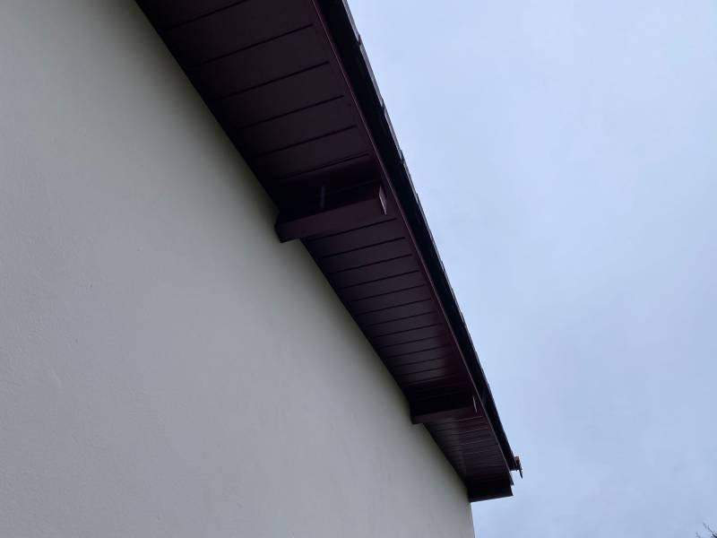 Rénovation sous-toiture en aluminium rouge bordeaux à Parentis