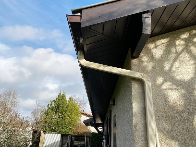 Des gouttières marron et des descentes beige pour le choix de l'esthétique à Parentis