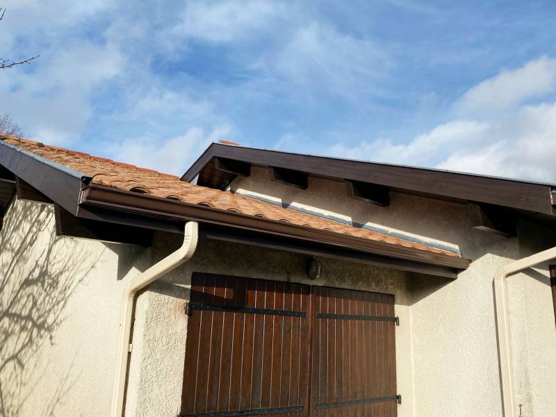 Le choix de l'aluminium pour cette rénovation de gouttières à Parentis-en-Born