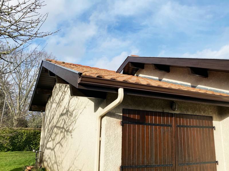 Rénovation de gouttières et descentes par l'entreprise Alu Gouttières Bisca à Parentis-en-Born