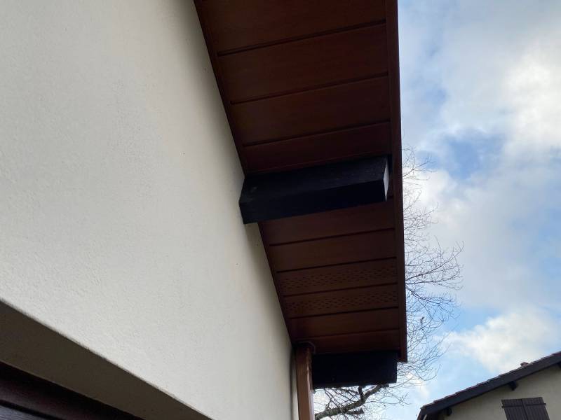 Pose de gouttières et descentes de couleur cuivre par la société Alu Gouttières Bisca