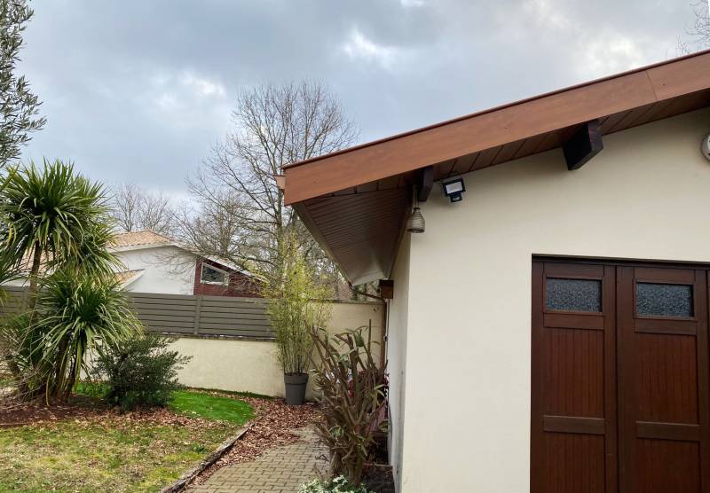 Changement des gouttières et descentes dans un ton cuivré par la société Alu Gouttières Bisca