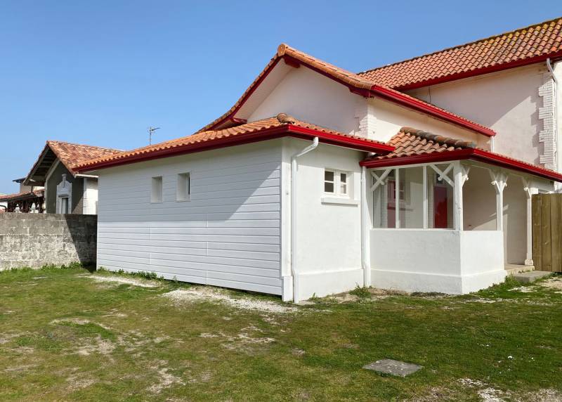 Pose de gouttières en aluminium rouge sur la commune de Mimizan-Plage
