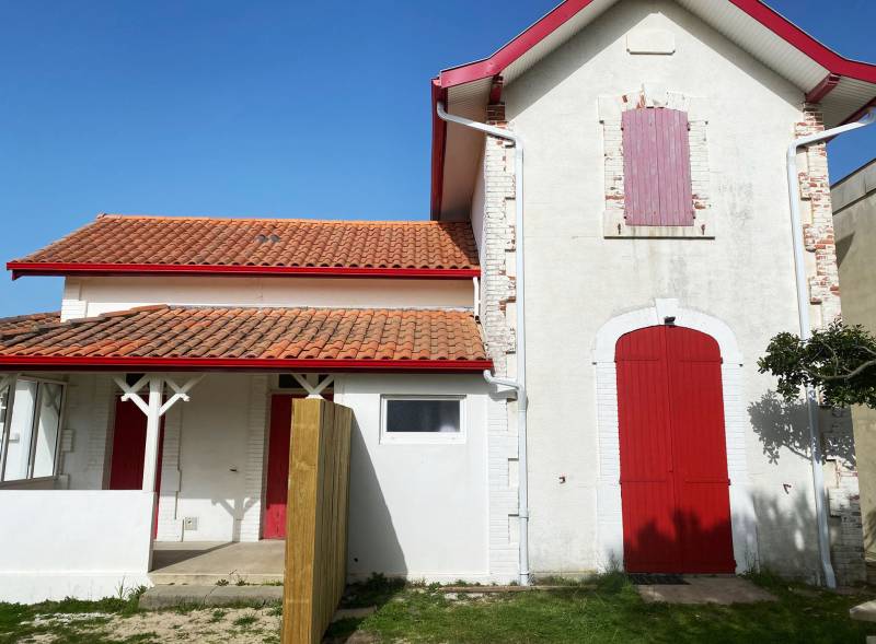 Installation de gouttières de couleur rouge sur la commune de Mimizan-Plage