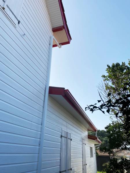 Pose de gouttières en aluminium rouge par l'entreprise Alu Gouttières Bisca à Mimizan