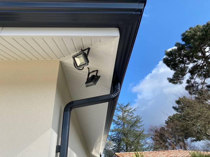 Installation de gouttière anthracite sur Gujan-Mestras