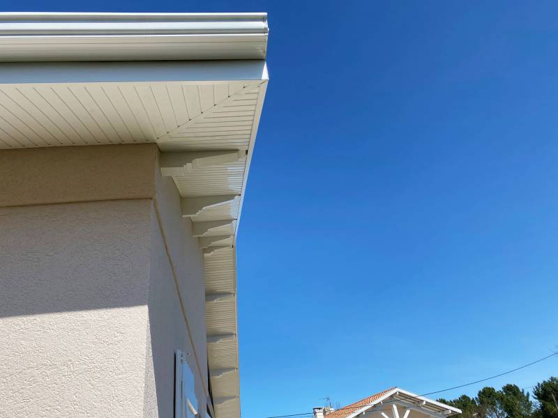 Sous-faces en PVC blanc pour cette rénovation de façade à Mimizan