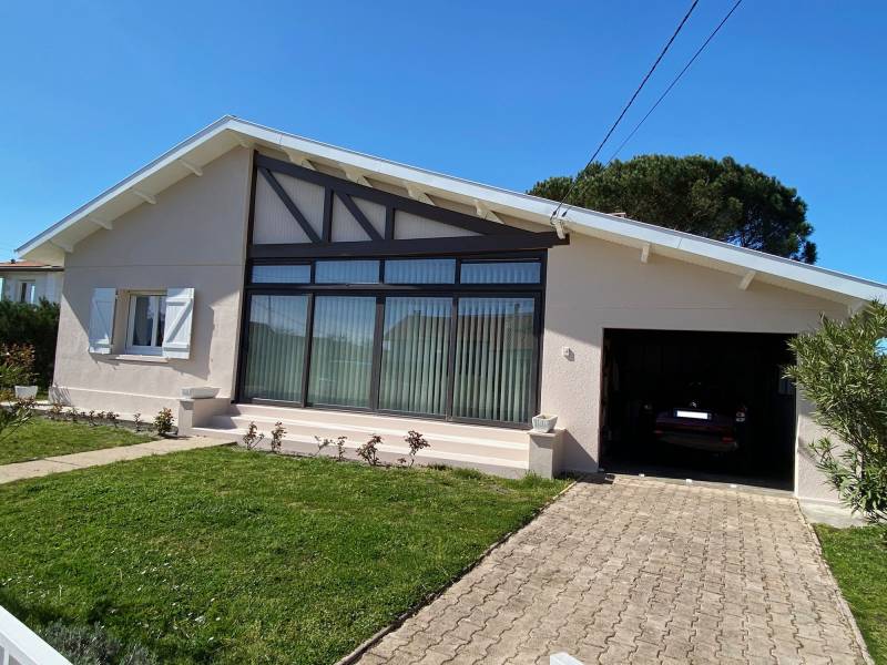 Rénovation de sous-toiture avec des sous-faces en PVC pour une maison traditionnelle située à Mimizan