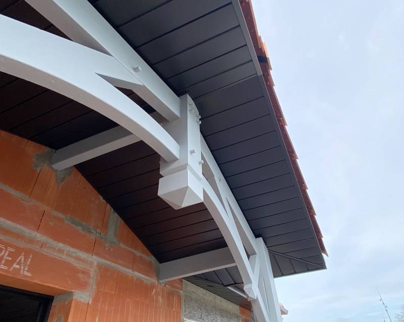 Des gouttières en aluminium posées par l'entreprise Alu Gouttières Bisca pour une maison neuve à Mios