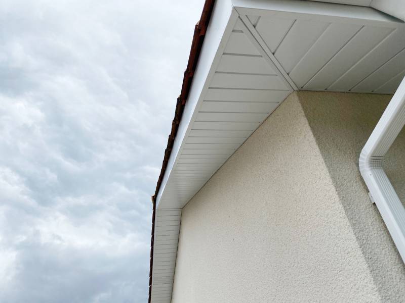 Pose de nouvelles sous-face en aluminium blanc par l'entreprise Alu Gouttières Bisca à Biscarrosse