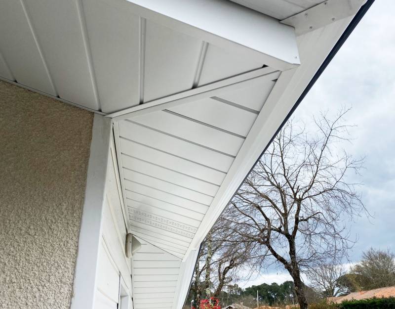 Pose de nouvelles sous-face en aluminium pour la rénovation de cette maison située à Biscarrosse