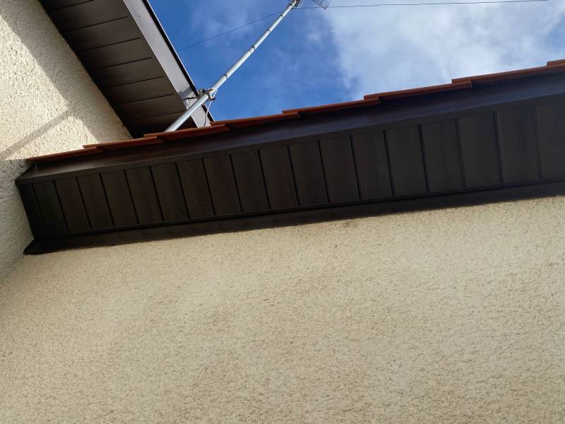 Pose de sous-face en aluminium chêne foncée sur la commune de Gujan-Mestras