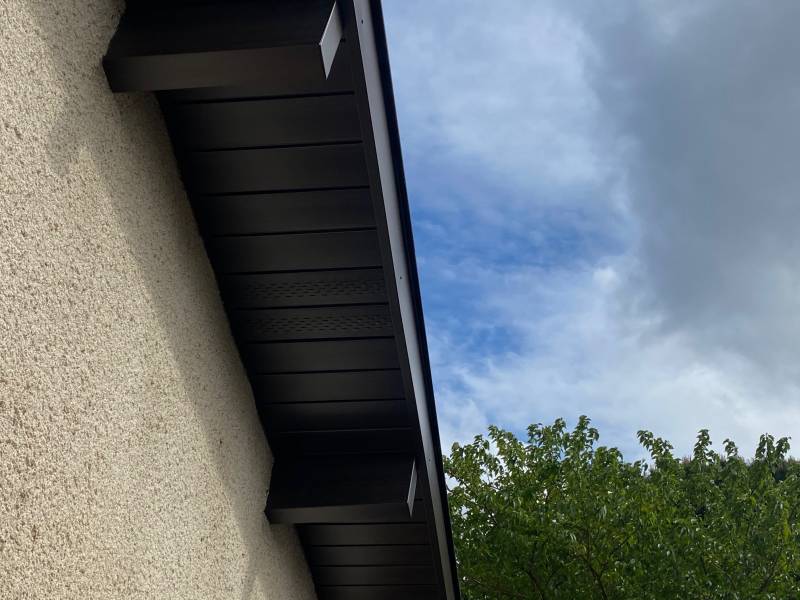 Installation de sous-face en aluminium par l'entreprise Alu Gouttières Bisca à Gujan-Mestras