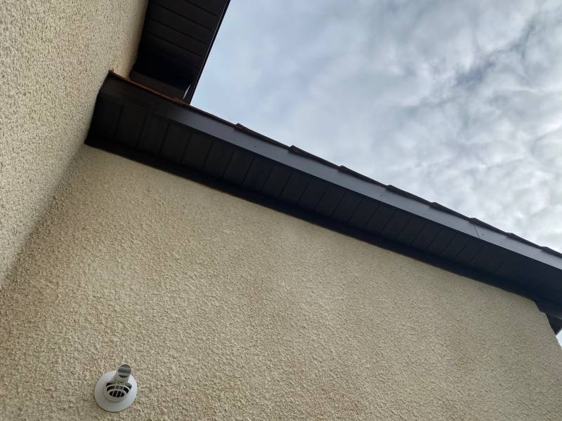 Sous-face d'une maison gujanaise couleur chêne foncé.