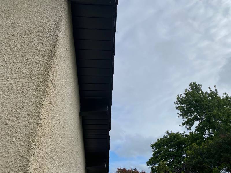 Pose des sous-faces en aluminium couleurs chêne foncé sur une maison située à Gujan-Mestras