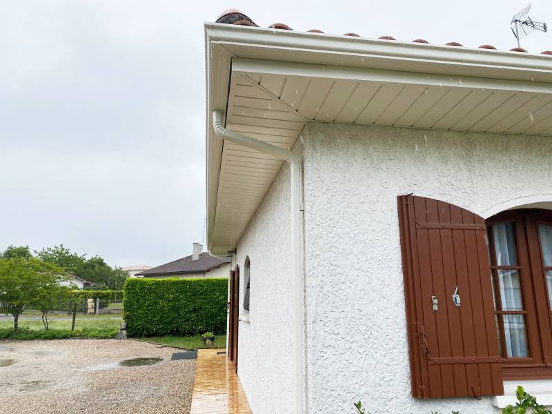 Rénovation des sous-faces en aluminium pour cette maison traditionnelle située à Salles