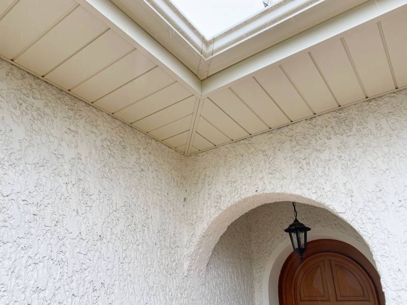 Pose de sous-faces blanc crème par les artisans de l'entreprise Alu Gouttières Bisca à Salles