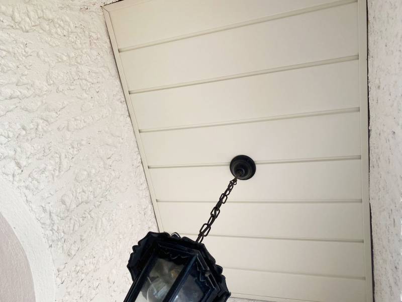 Fabrication et pose de sous-faces en aluminium blanc crème  à Salles