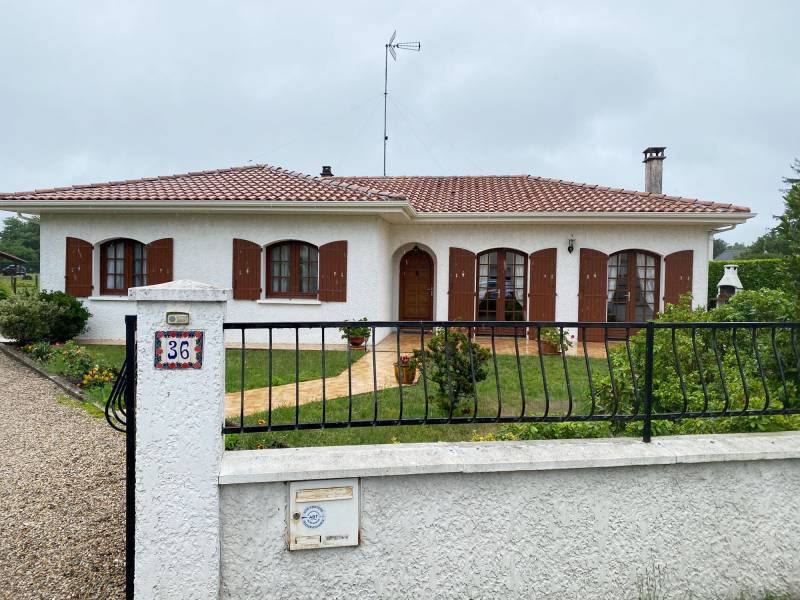 L'aluminium à l'honneur pour la rénovation des sous-faces de cette maison située à Salles