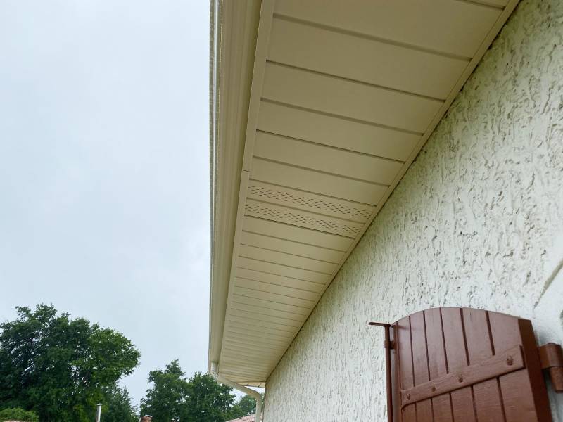 Rénovation des sous-faces en aluminium pour la façade de cette maison traditionnelle à Salles