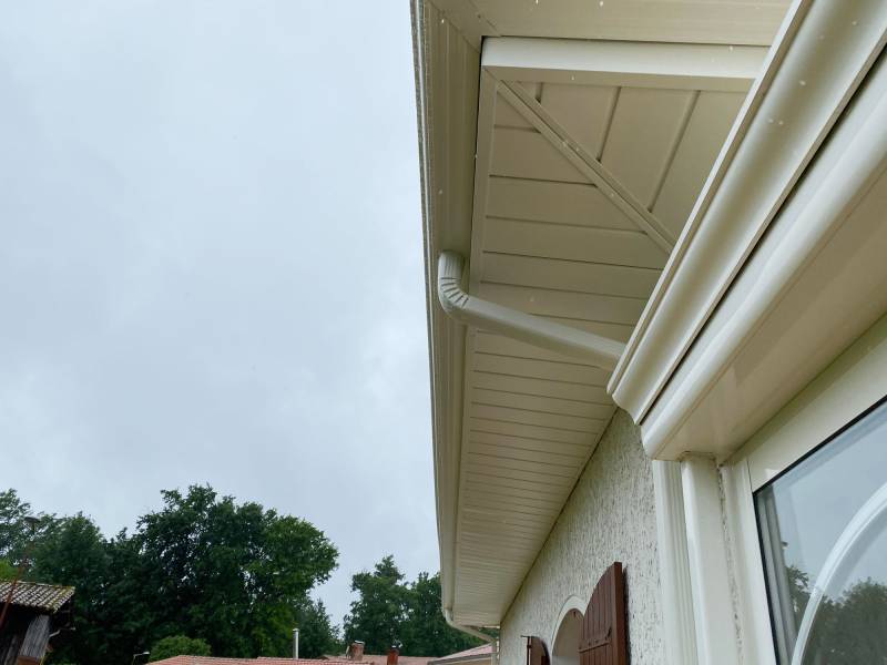 Des sous-faces en aluminium pour la rénovation de cette maison située à Salles