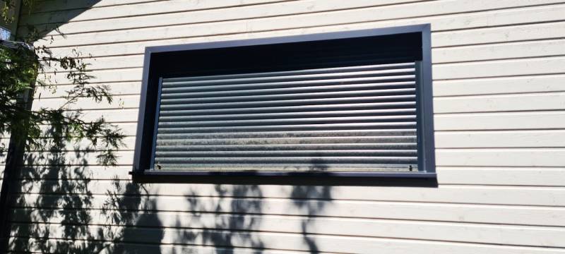 Rénovation de la façade de cette maison par le changement des tableaux et appui fenêtres en aluminium à Biscarrosse