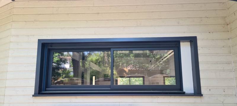 Rénovation des habillages de menuiseries en aluminium gris anthracite pour cette maison de Biscarrosse