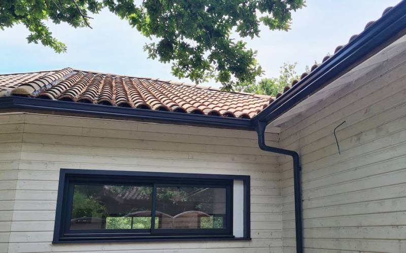 Rénovation des habillages de menuiseries par les artisans de l'entreprise AGB à Biscarrosse