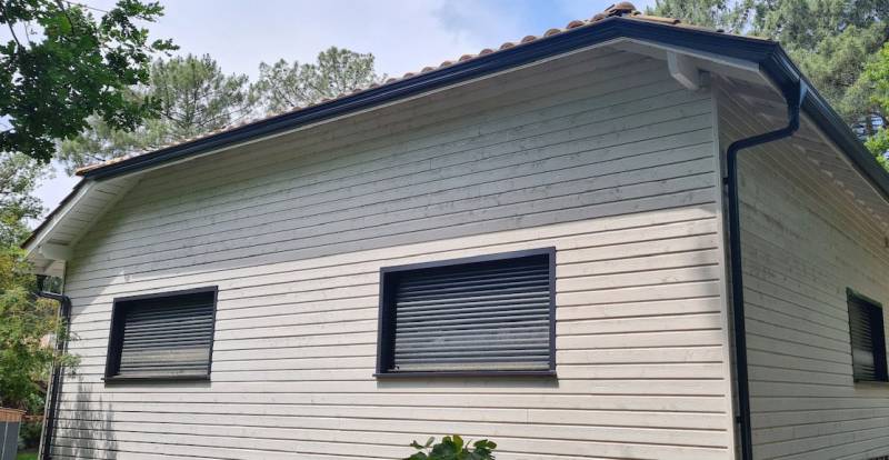 Rénovation par l'équipe Alu Gouttières Bisca des habillages de menuiseries à Biscarrosse