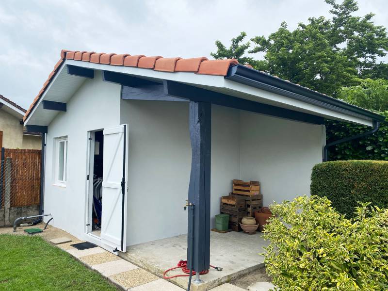 Rénovation des gouttières et des descentes de cette maison située à Mimizan par Alu Gouttières Bisca