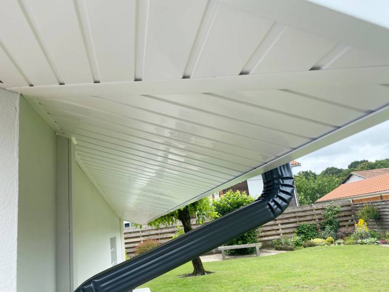 Gouttières en aluminium gris anthracite pour la rénovation de cette maison contemporaine à Mimizan