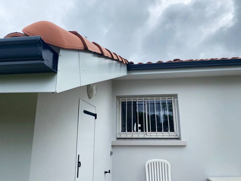Pose de gouttières en aluminium par l'entreprise Alu Gouttières bisca, professionnels des évacuations pluviales à Mimizan
