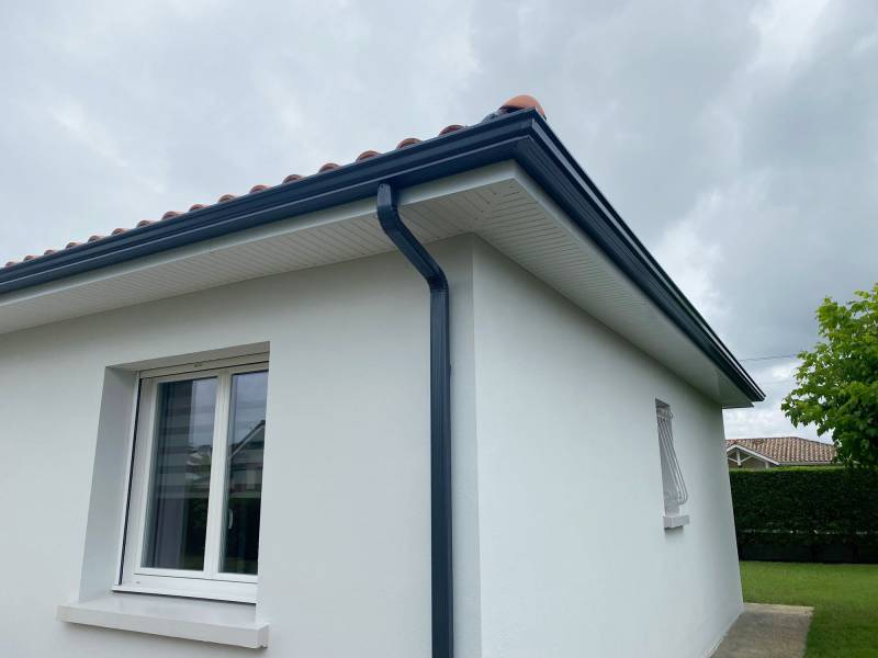 Fabrication sur-mesure de gouttières et descentes en aluminium à Mimizan