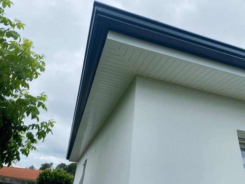 Esthétisme et technologie pour la rénovation des gouttières de cette maison à Mimizan