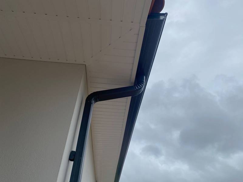 Pose de gouttières en aluminium de type corniche à Mimizan