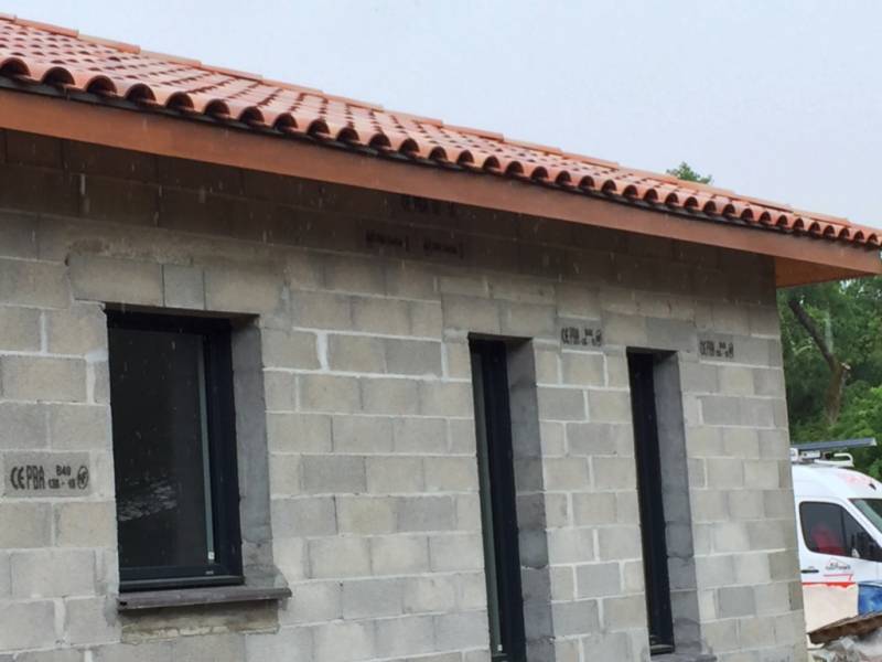 Pose de bandeaux en aluminium laqué dans le nord des Landes