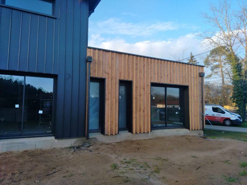 Installation d'une boite à eau noir graphite pour une maison près de Pontenx-les-Forges