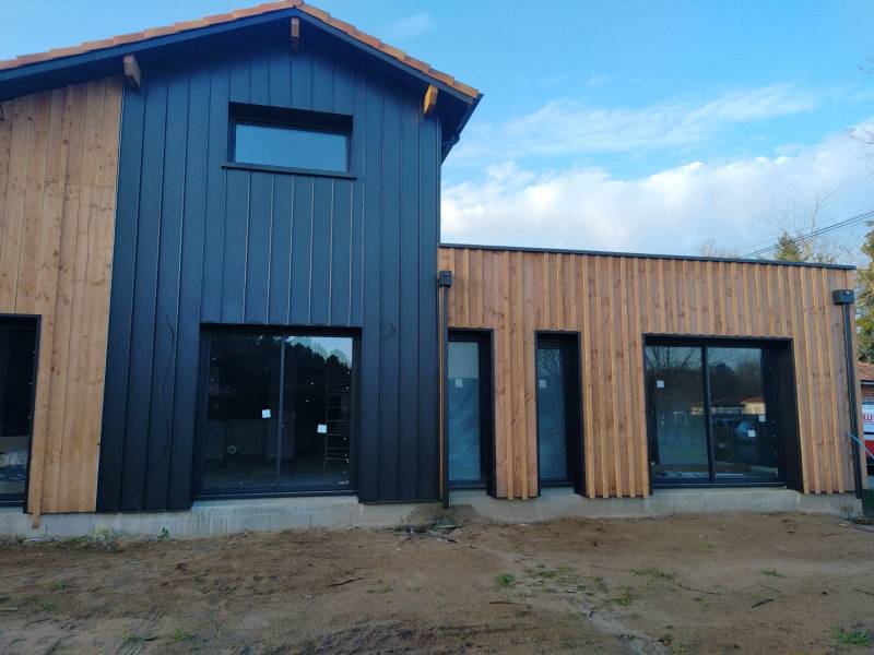 Boite à eau aluminium noir graphite pour maison à Pontenx-les-Forges