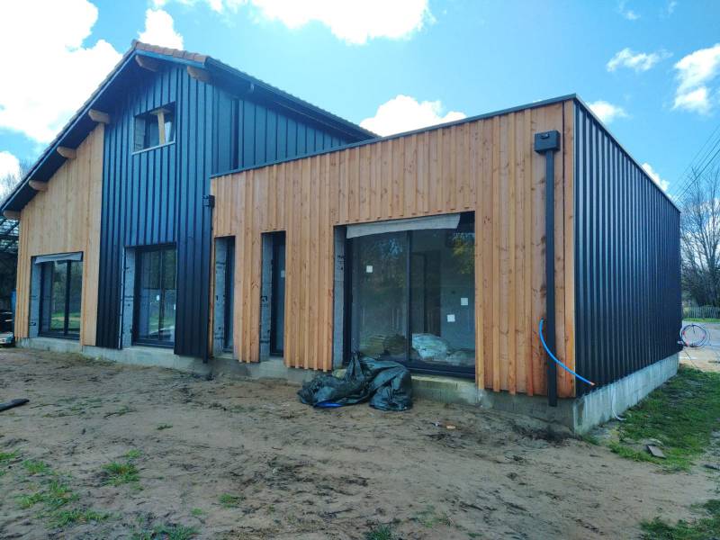 Boite à eau noir graphite pour un toit de maison