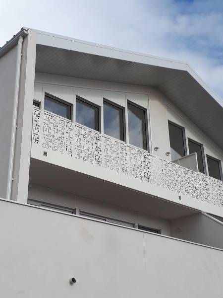 Réalisation d'un habillage en aluminium blanc