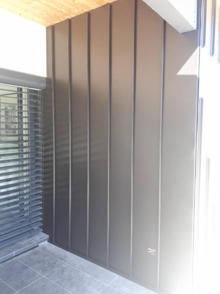 Réalisation d’un bardage aluminium en joint debout d'une façade