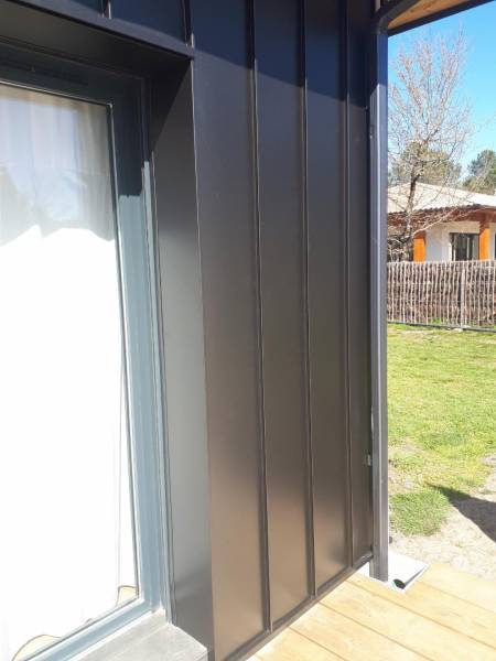 Réaliser un bardage aluminium en joint debout d'une façade