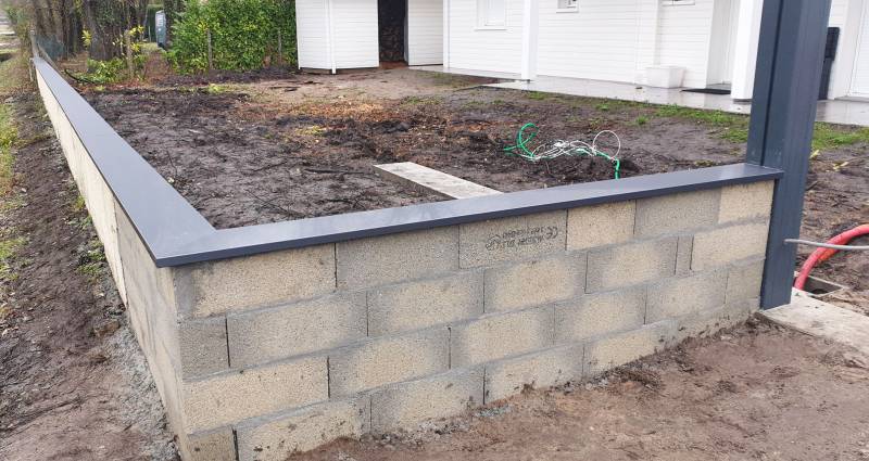 Création d'une coiffe de mur en aluminium gris anthracite de la marque Dal'alu à Salles