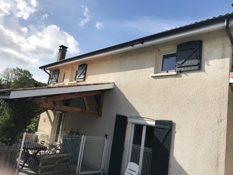 Rénovation des gouttières et descentes en alu gris anthracite sur la commune du Barp