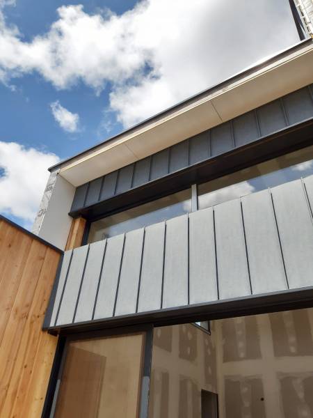 Pose d'une façade de maison en joint-debout gris antique sur le bassin d'Arcachon