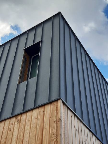 Joint-debout gris antique & sous-faces alu blanches pour cette maison neuve située sur le bassin d'Arcachon