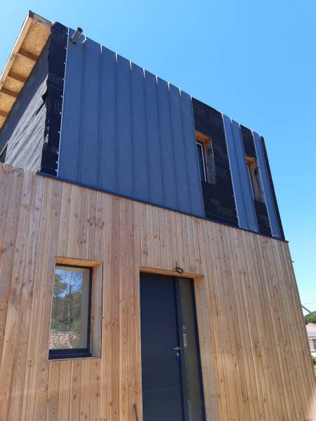 Association du bois et de l'aluminium pour cette réalisation à La Teste-de-Buch