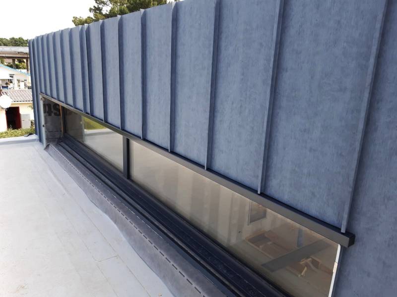 Réalisation d'un habillage de façade e joint-debout gris antique sur le bassin d'Arcachon